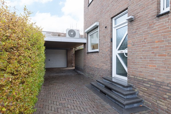 Foto - Verkocht onder voorbehoud: Rustig, aan verkeersluwe straat gelegen, goed onderhouden, half vrijstaande eengezinswoning met zolder, kelder, tuin, garage en
carport in Landgraaf